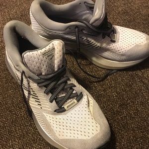 Brooks levitate tennis shoes